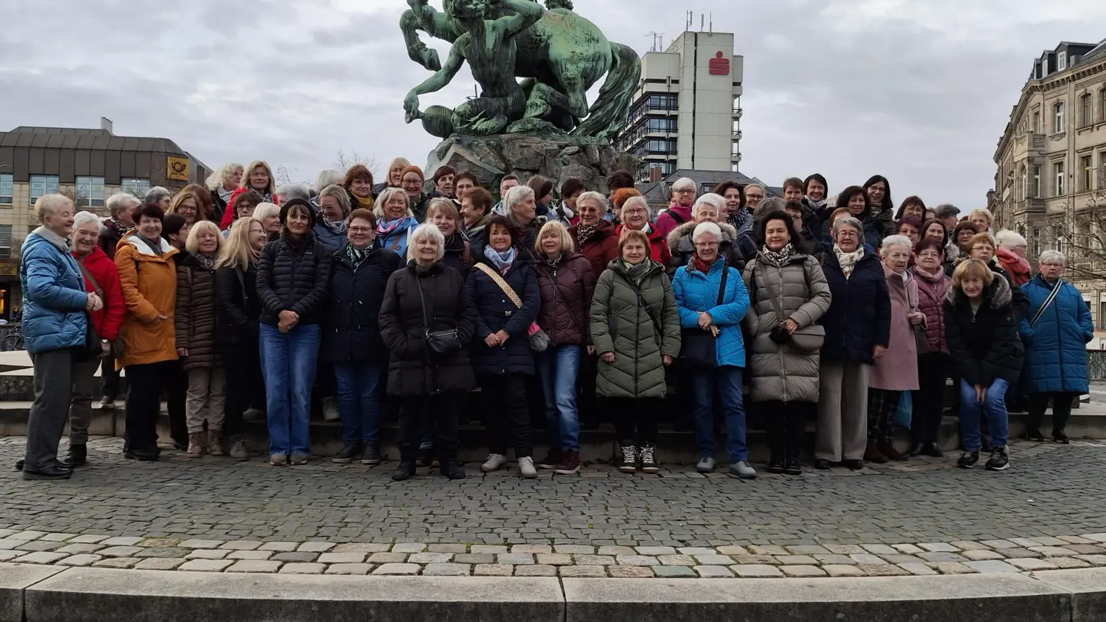 Teilnehmer vor dem Centaurenbrunnen am Fürther Hauptbahnhof. (Bild: Evi Rauch)