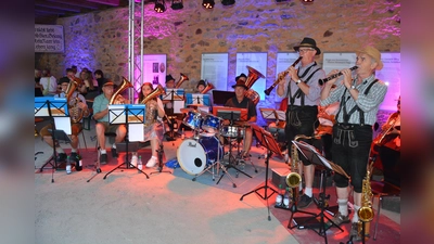 Wieder mit dabei sind die „Kannaschreither Höidlbrummer“, eine Gruppe die sich hauptsächlich aus Musikern der Konnersreuther Blaskapelle zusammensetzt und die bereits in den vergangenen Jahren für prächtige Stimmung sorgten. Ihr Markenzeichen ist das „Höidl”. (Bild: Josef Rosner)
