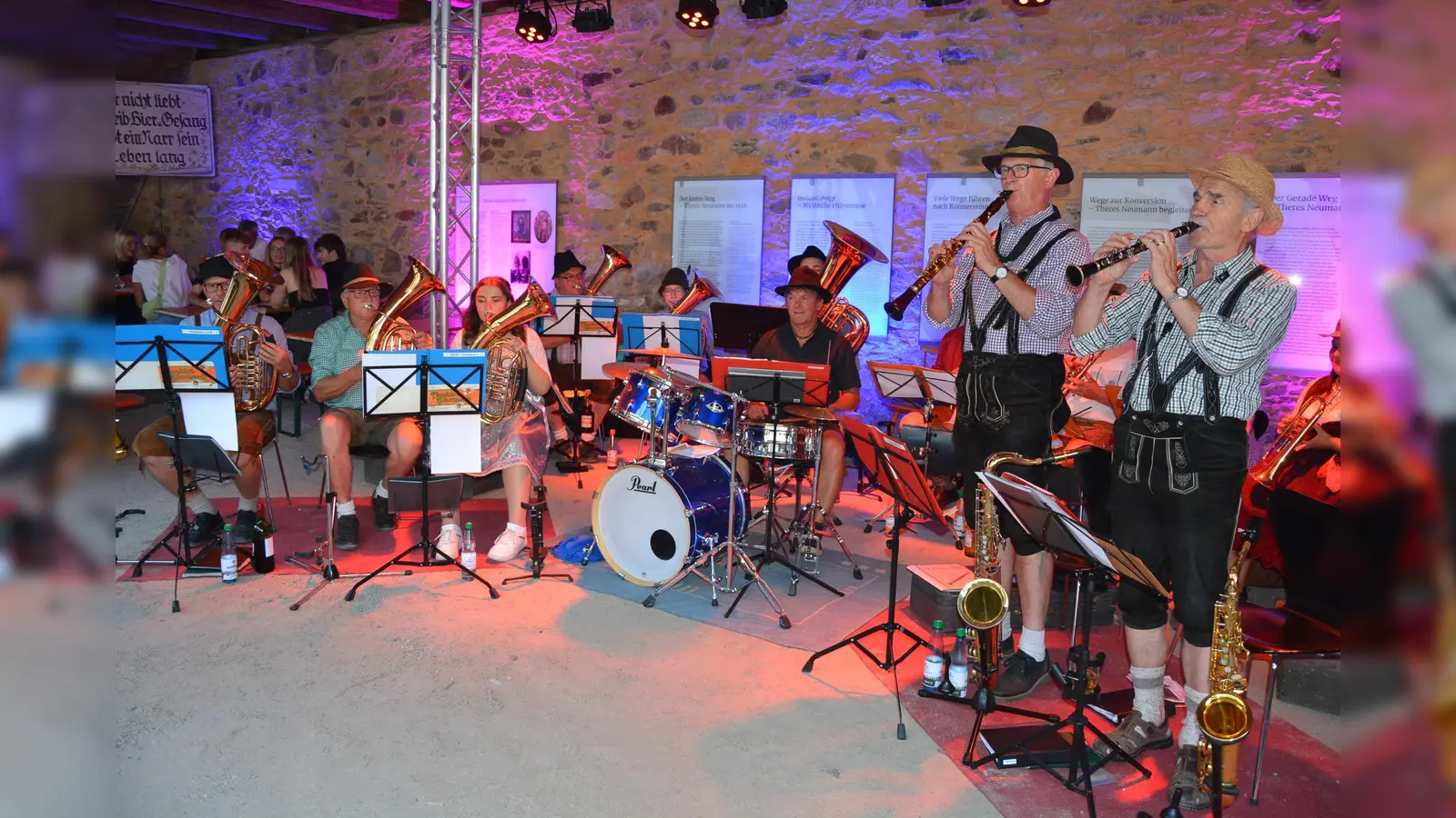 Wieder mit dabei sind die „Kannaschreither Höidlbrummer“, eine Gruppe die sich hauptsächlich aus Musikern der Konnersreuther Blaskapelle zusammensetzt und die bereits in den vergangenen Jahren für prächtige Stimmung sorgten. Ihr Markenzeichen ist das „Höidl”. (Bild: Josef Rosner)