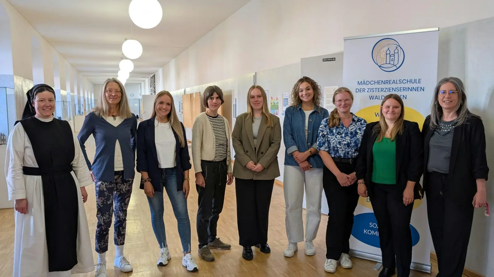 Die neuen Lehrkräfte der MRS Waldsassen zusammen mit Schulleiterin Kerstin Reiter (rechts) und Konrektorin Sr. M. Raphaela Kratzer (links) (Bild: Florian Trißl)