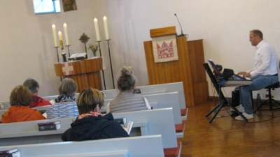 Bernhard Götz begleitete die Sängerinnen und Sänger am Keyboard. (Bild: Kurt Seibold)