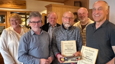 Von links nach rechts: Vorstände Martina Schnurrer, Robert Zinnecker, Engelbert Franz, Ehrenmitglied Otto Schnierer, Vorstand Roland Heinrich, Ehrenmitglied Dr. med. Peter Fuchs. (Bild: Iris Heinrich )