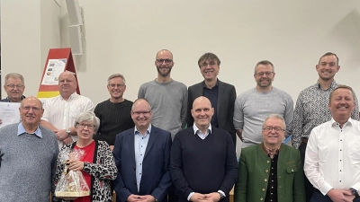 An der Spitze des Fördervereins der EDV-Schulen Wiesau stehen Vorsitzender Holger Höcht und Zweiter Vorsitzender Christian Blank (vorne, Dritter und Vierter von links).  (Bild: Förderverein EDV Schulen Wiesau/exb)