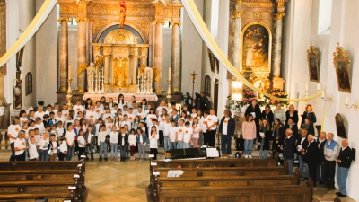 Alle teilnehmenden Sängerinnen und Sänger beim Schlusslied (Bild: Reiner Philbert)