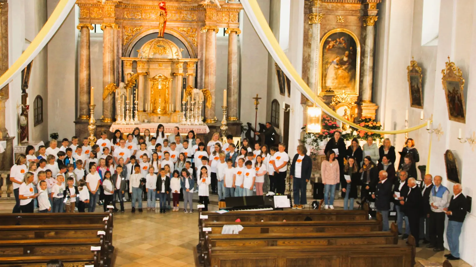 Alle teilnehmenden Sängerinnen und Sänger beim Schlusslied (Bild: Reiner Philbert)