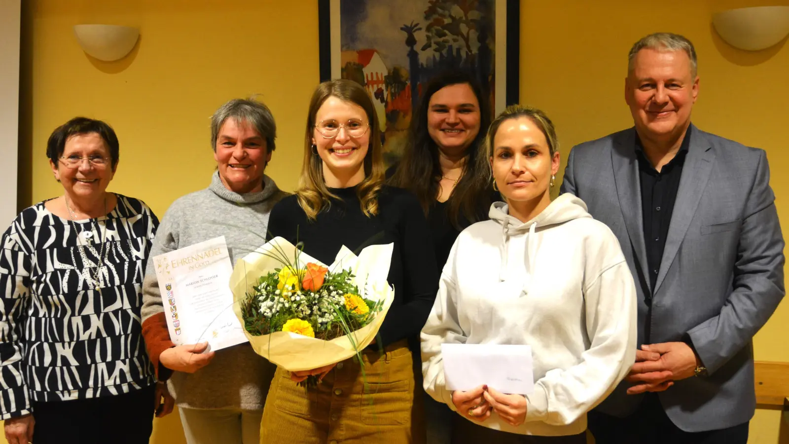 Die anwesenden Geehrten zusammen mit Bürgermeisterin Bärbel Birner (li.) und dem Vorsitzenden des Kreisverbandes, Landrat Richard Reisinger.  (Bild: Fritz Dietl)