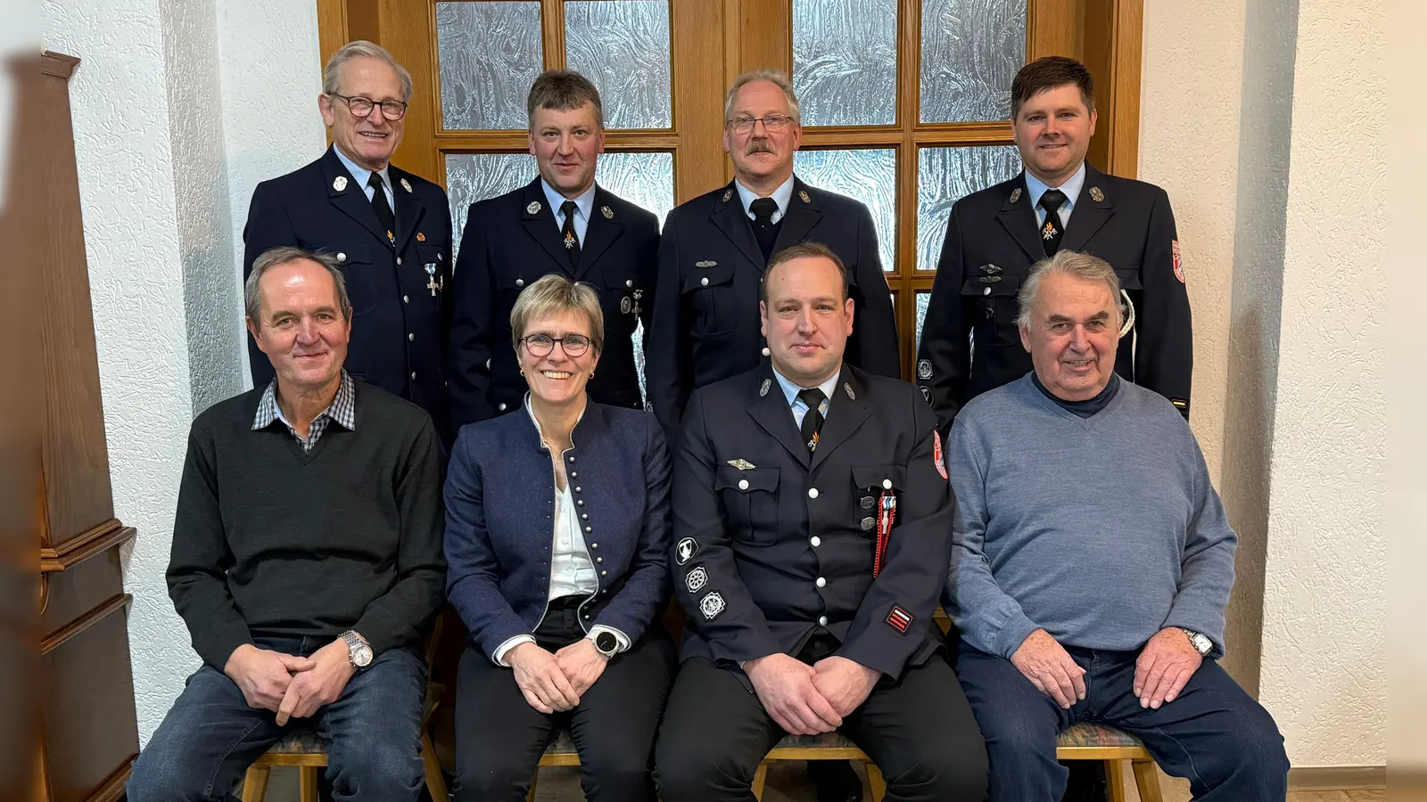 Die geehrten Kameraden gemeinsam mit der Vereinsführung.<br>Hinten v.l.n.r.: 1. Vorsitzender Dr. Berthold Frhr. v. Lindenfels, Simon Zeitler, 2. Vorsitzender Rainer Schwingshandl, 1. Kommandant Thomas Busch.<br>Vorne v.l.n.r.: Josef Gallersdörfer, 1. Bürgermeisterin Marion Höcht, 2. Kommandant Markus Moller, Georg Maderer. (Bild: Florian Mattes)