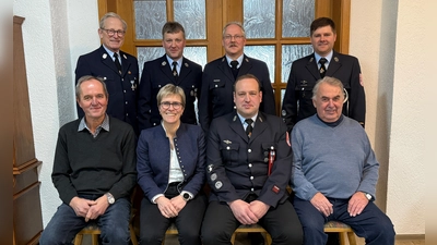 Die geehrten Kameraden gemeinsam mit der Vereinsführung.<br>Hinten v.l.n.r.: 1. Vorsitzender Dr. Berthold Frhr. v. Lindenfels, Simon Zeitler, 2. Vorsitzender Rainer Schwingshandl, 1. Kommandant Thomas Busch.<br>Vorne v.l.n.r.: Josef Gallersdörfer, 1. Bürgermeisterin Marion Höcht, 2. Kommandant Markus Moller, Georg Maderer. (Bild: Florian Mattes)