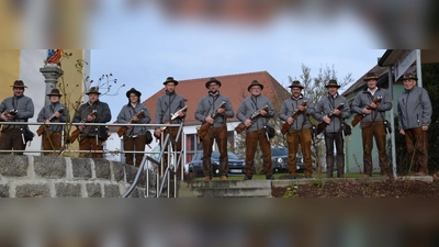 <br>Die Moosbacher Böllerschützen schossen am Neujahrmorgen auf dem Marktplatz in Moosbach das neue Jahr 2025 an.<br> (Archivbild: Peter Garreiss)