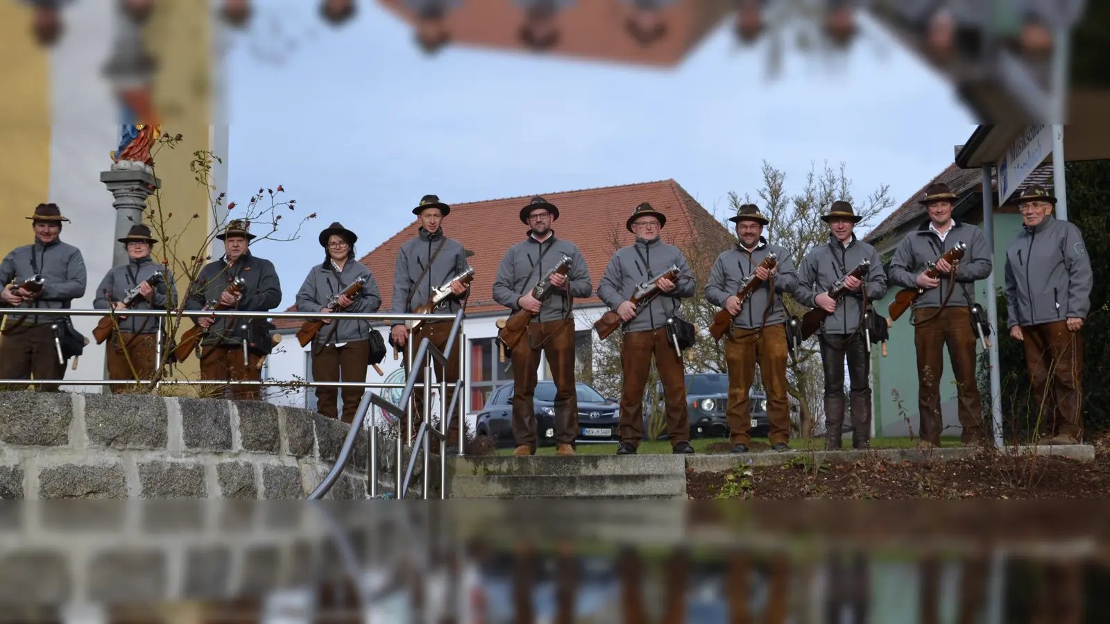 <br>Die Moosbacher Böllerschützen schossen am Neujahrmorgen auf dem Marktplatz in Moosbach das neue Jahr 2025 an.<br> (Archivbild: Peter Garreiss)