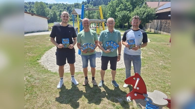 Thomas Ehrnsperger, Hans Ram, Erwin Geitner und Christoph Frohmader (von links) stellten das abwechslungreiche Ferienprogramm der beiden Gemeinden vor (Bild: Lothar Trager)