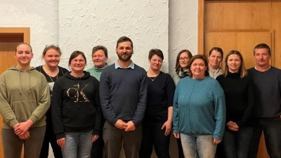 Neumitglieder Theresia Grötsch (1. von links), Uli Vollath (1. von rechts) und Peter Wasel vom Haus Elisabeth (5. von links) mit der Vorstandschaft des Obst- und Gartenbauvereins. Foto: Elisabeth Donhauser (Bild: Elisabeth Donhauser)