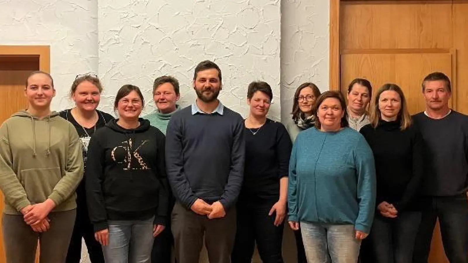 Neumitglieder Theresia Grötsch (1. von links), Uli Vollath (1. von rechts) und Peter Wasel vom Haus Elisabeth (5. von links) mit der Vorstandschaft des Obst- und Gartenbauvereins. Foto: Elisabeth Donhauser (Bild: Elisabeth Donhauser)