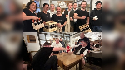 Die Sieger der Wettbewerbe Maßkrugstemmen und Fingerhakeln im Brauereigasthof Sperber mit den Organisatoren (von links) Henrike Mömling, Vanessa Rescigno, Jimmy Gebhardt, Andrea Schulz, Basti Heider, Michael Sperber, Niko Kandziora und Christoph Zobler (Bild oben) sowie das Finale im Fingerhakeln zwischen Basti Heider (rechts) und Niko Kandziora (links) mit Organisator Thomas „Jimmy” Gebhardt (Mitte/Bild unten). (Bilder: Andreas Royer)