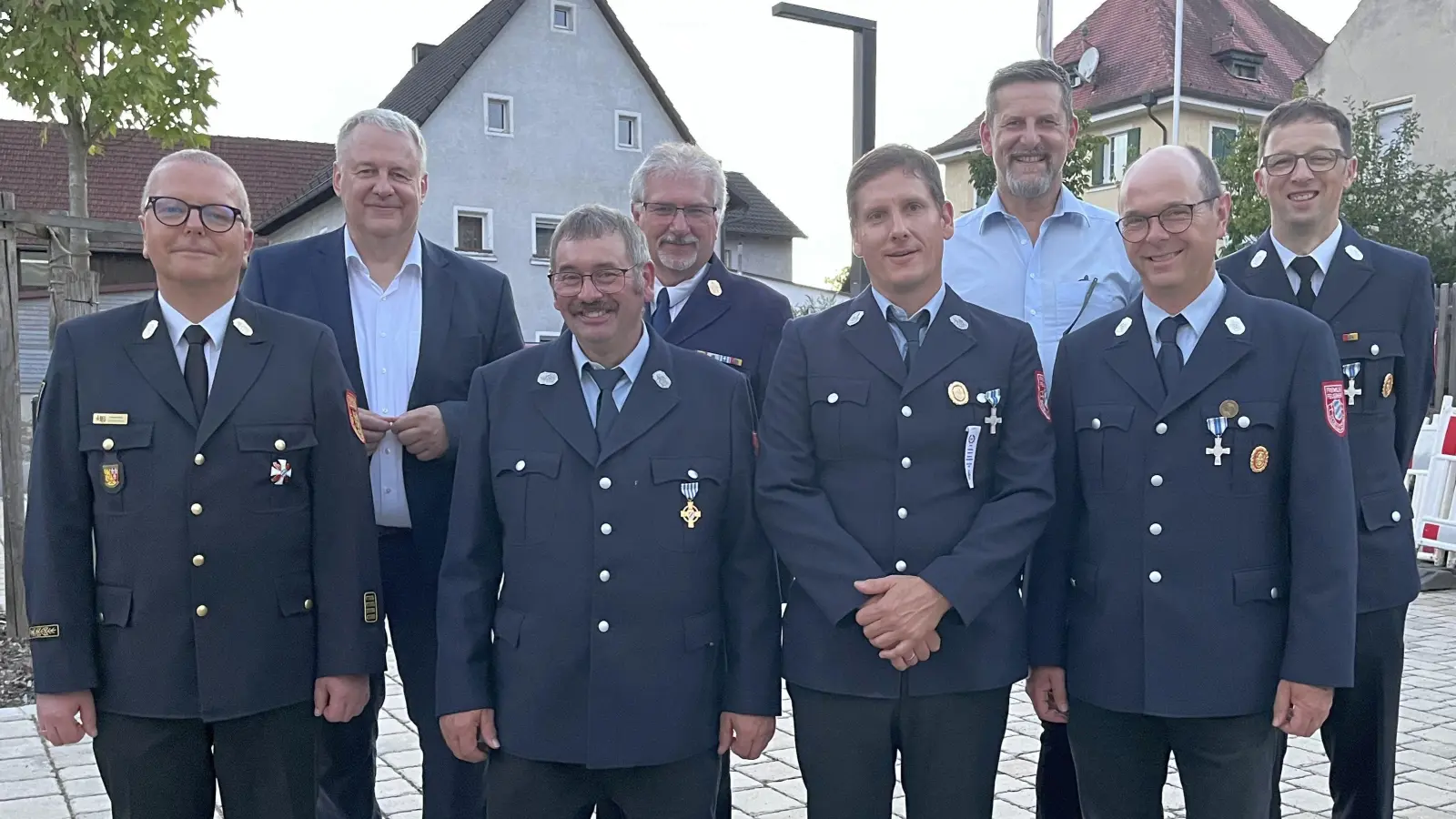 Zum 50. Jubiläum gratulierten Landrat Richard Reisinger, Bürgermeister Roman Berr und die Feuerwehr-Führungskräfte um Kreisbrandrat Christof Strobl. (Bild: Martina Beierl)
