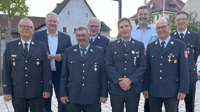 Zum 50. Jubiläum gratulierten Landrat Richard Reisinger, Bürgermeister Roman Berr und die Feuerwehr-Führungskräfte um Kreisbrandrat Christof Strobl. (Bild: Martina Beierl)