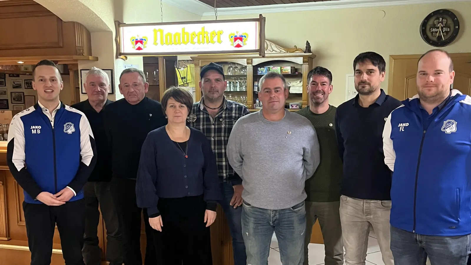 Ehrungen der Jubilare an der JHV 2026 des 1. FC Schmidgaden, mit der 3. Bürgermeisterin Theresia Dobler und den FC-Vertretern Florian Leitermann und Martin Bauer.  (Bild: Lukas Schimmer)