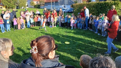 Die Kinder hatten mit den Erzieher/innen alles Wissenswerte rund um die Kartoffel in ein Lied eingearbeitet. (Bild: Margit Ringer)