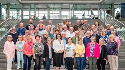 Die Reisegruppe zusammen mit Parl. Staatssekretärin und MdB Martina Englhardt-Kopf im Deutschen Bundestag.  (Bild: Bundesregierung/StadtLandMensch-Fotografie)