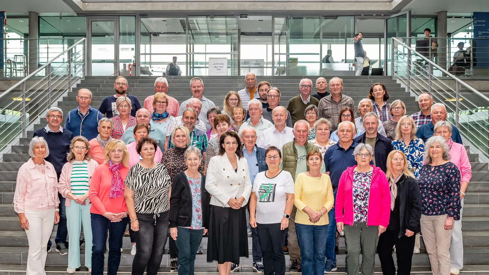 Die Reisegruppe zusammen mit Parl. Staatssekretärin und MdB Martina Englhardt-Kopf im Deutschen Bundestag.  (Bild: Bundesregierung/StadtLandMensch-Fotografie)