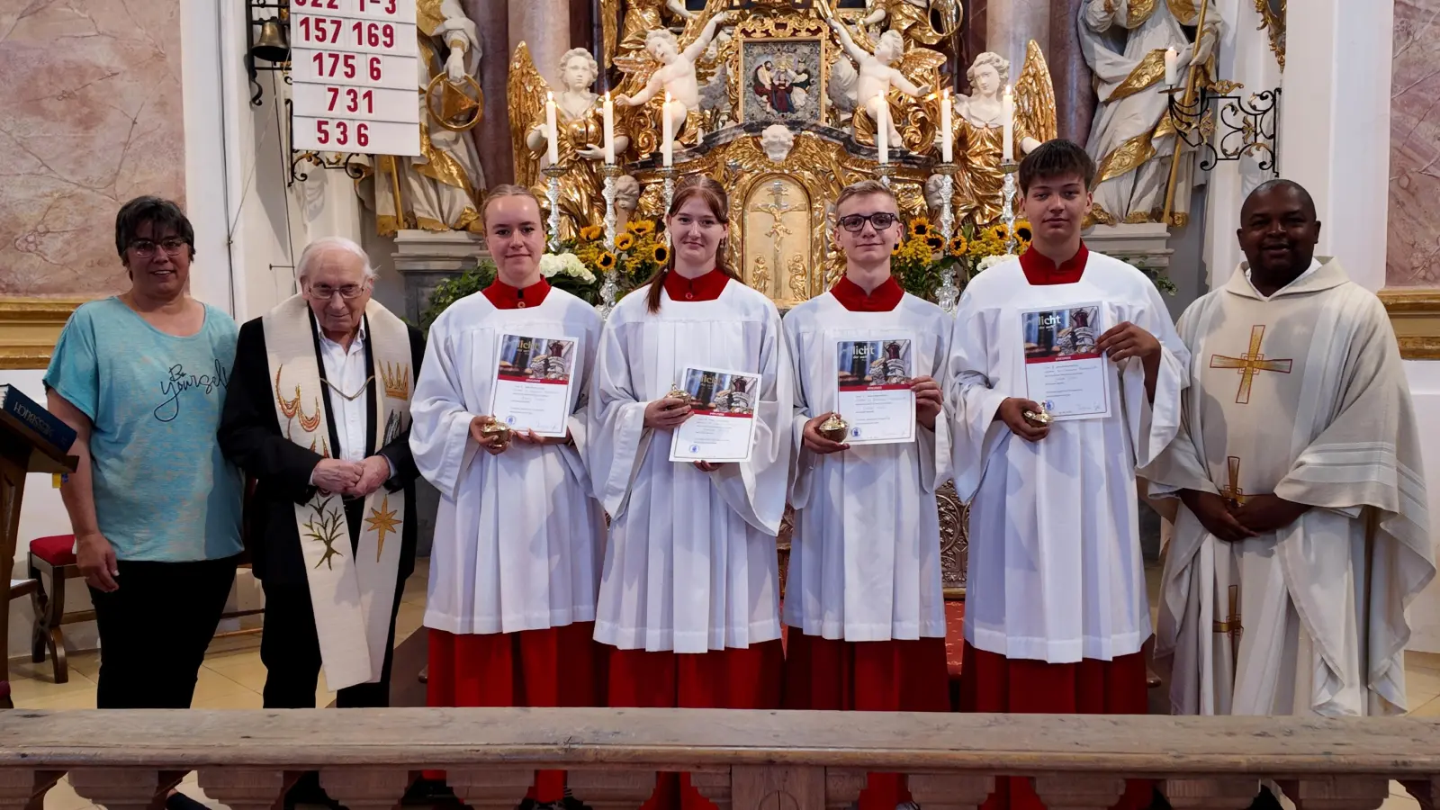 Gemeinsam mit Pfarrvikar Gerald, P. Friedhelm Czinczoll und PGR-Sprecherin Bettina Männer wurde ein Erinnerungsfoto gemacht. (Bild: Lukas Forster)