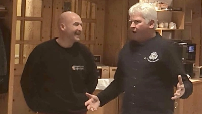 Die Freudenberger Bauernbühne spendete heuer auch an die Forst Responder. Im Bild Roland Wiesnet (links) und Norbert Altmann. (Bild: Norbert Altmann)