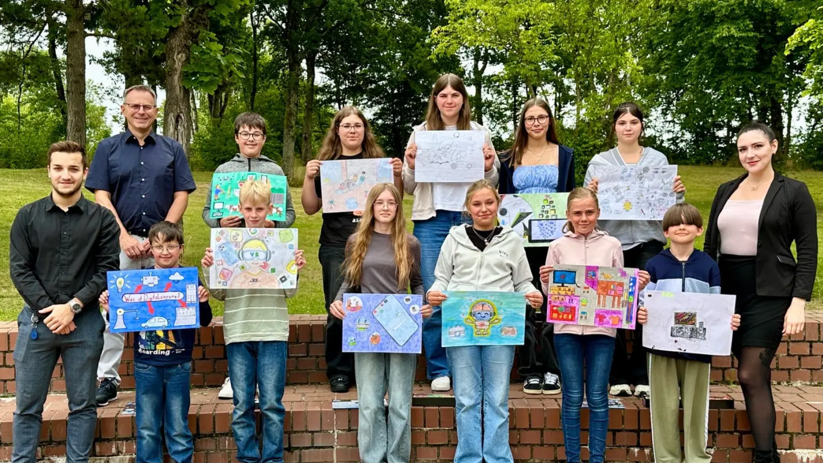 Die Schülerinnen und Schüler der MS Vohenstrauß überzeugten mit kreativen Beiträgen beim Malwettbewerb der Volks- und Raiffeisenbank (Bild: Daniel Wokensky)