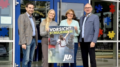 Mit einer Plakataktion macht die Junge Union unter der Führung von Constanze Hartwig (Zweite von links) auf den Schulanfang aufmerksam. Landtagsabgeordneter Dr. Stephan Oetzinger, Rektorin Anja Kraus und Bürgermeister Richard Kammerer (von links) mahnen zur Vorsicht. (Bild: Constanze Hartwig)