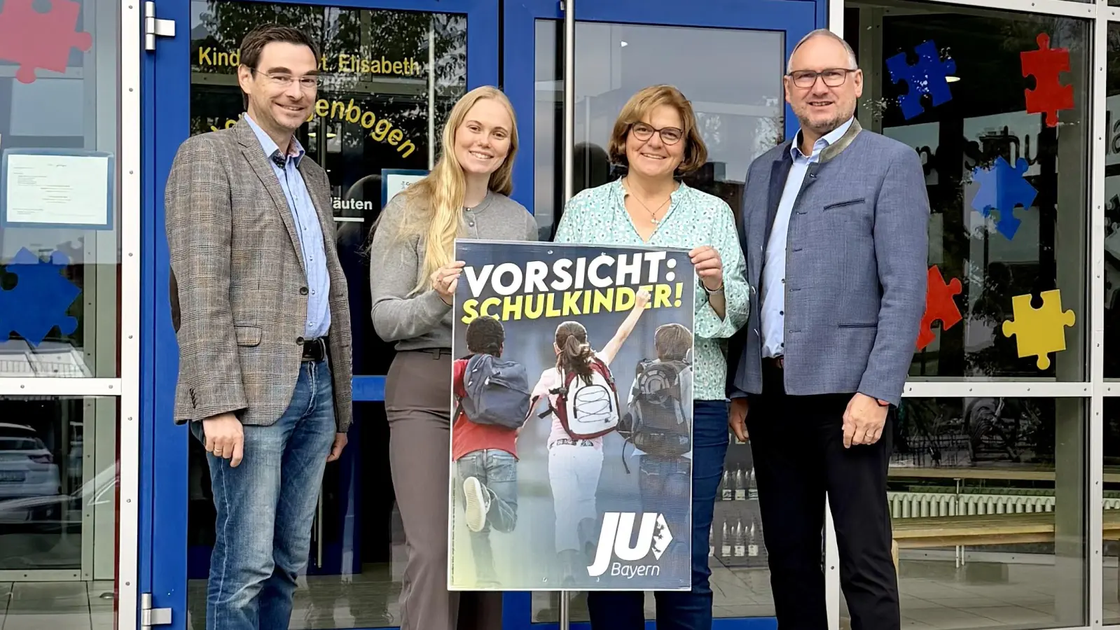 Mit einer Plakataktion macht die Junge Union unter der Führung von Constanze Hartwig (Zweite von links) auf den Schulanfang aufmerksam. Landtagsabgeordneter Dr. Stephan Oetzinger, Rektorin Anja Kraus und Bürgermeister Richard Kammerer (von links) mahnen zur Vorsicht. (Bild: Constanze Hartwig)