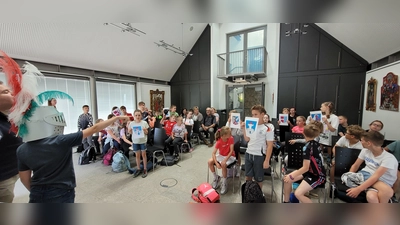 Schüler, verkleidet als Ritter, sucht mit Hilfe der Wappen seine Ritterfreunde (Bild: Ortrud Sperl)