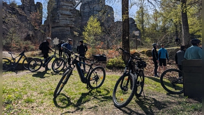 Die Teilnehmer des FGV und SV Neusorg vor der Burgruine Weißenstein. (Bild: Bastian Roth)