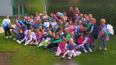 Die Klassen 1a und 1b mit ihren Lehrerinnen Jutta Lautenbacher und Cathrin Seifert (Bild: Stefanie Übelmesser )