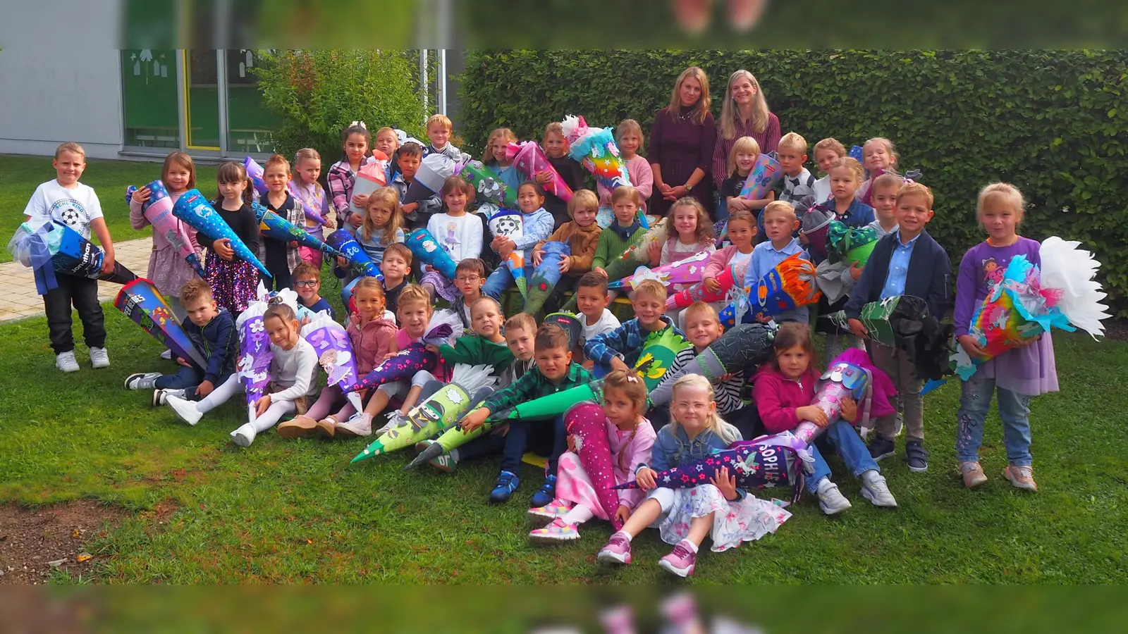 Die Klassen 1a und 1b mit ihren Lehrerinnen Jutta Lautenbacher und Cathrin Seifert (Bild: Stefanie Übelmesser )