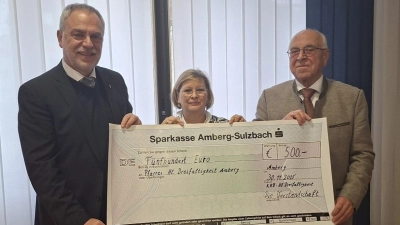 Einen symbolischen Scheck in Höhe von 500 Euro konnte Stadtpfarrer Josef Irlbacher (links) von Hildegard Zimmer-Sperl und Manfred Baldauf entgegen. (Bild: Josef Sperl)