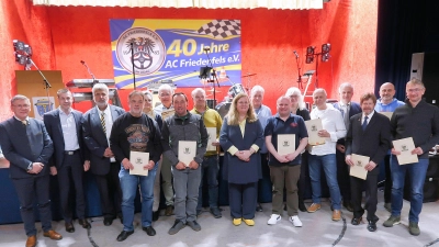 Bürgermeister Oskar Schuster, BLSV-Kreisvorsitzender Andreas Malzer und AC-Vorsitzender Stefan Schmalzreich (von links) sowie Landrat Roland Grillmeier (hinten, Zweiter von rechts) und Dr. Jutta Fischer-Neuner vom ADAC Nordbayern (vorne, Vierte von rechts) gratulierten den ausgezeichneten langjährigen Mitgliedern des AC Friedenfels. (Bild: Bernhard Schultes)