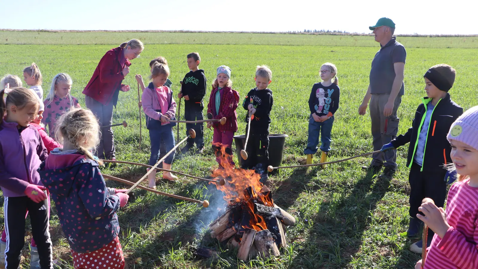 Kinder der Schule Klasse 1/2a und 1/2b beim bruzzeln der selbst geernteten Kartoffeln am Stecken unter Aufsicht von Sigi Meidenbauer des Kneippvereins. (Bild: Rudi Gruber)