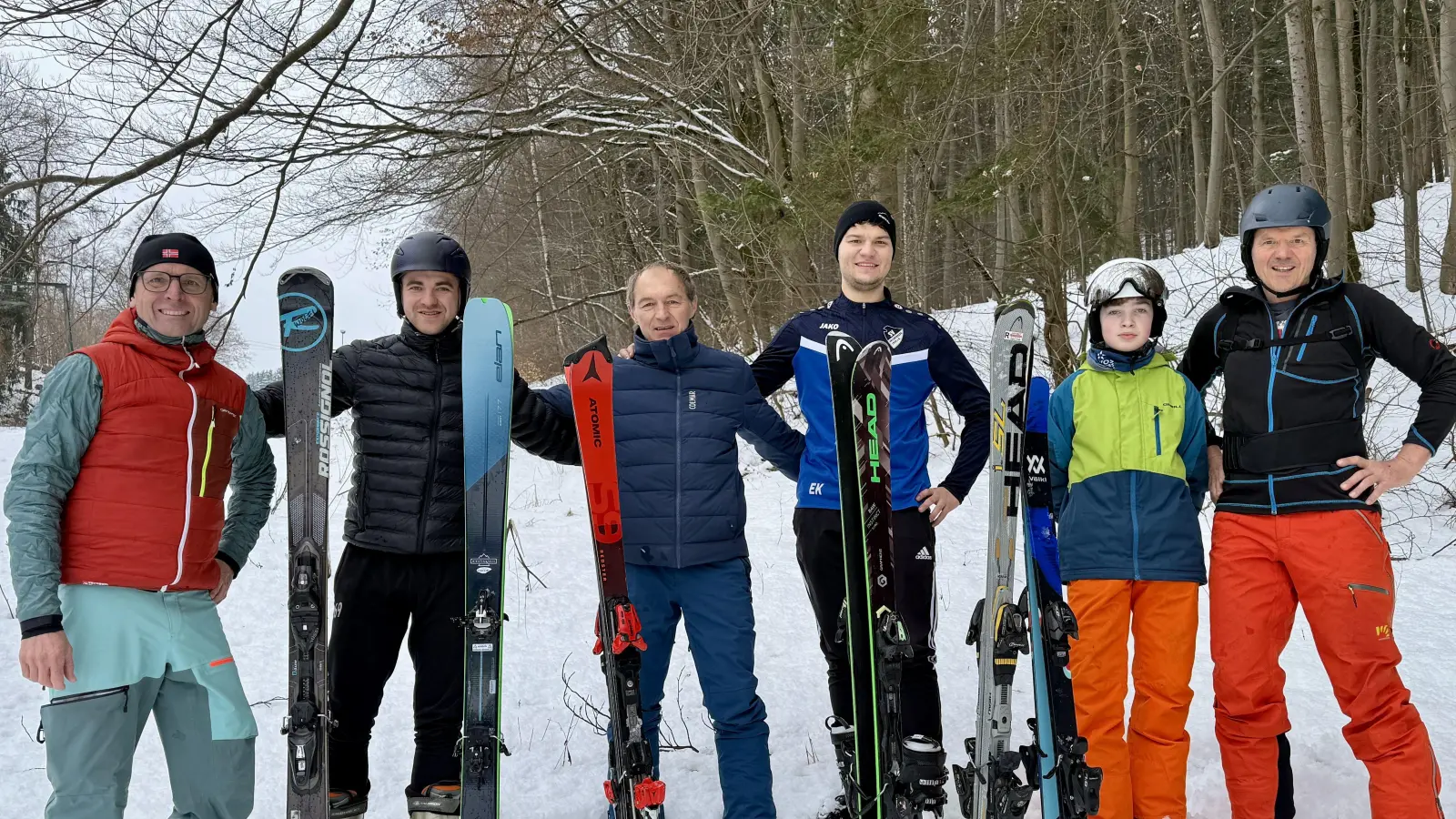 Die Adler vom Johannisberg mit dem Sieger des Skispringens, Elias Köbler (Vierter von links). (Bild: Ina Piehler)
