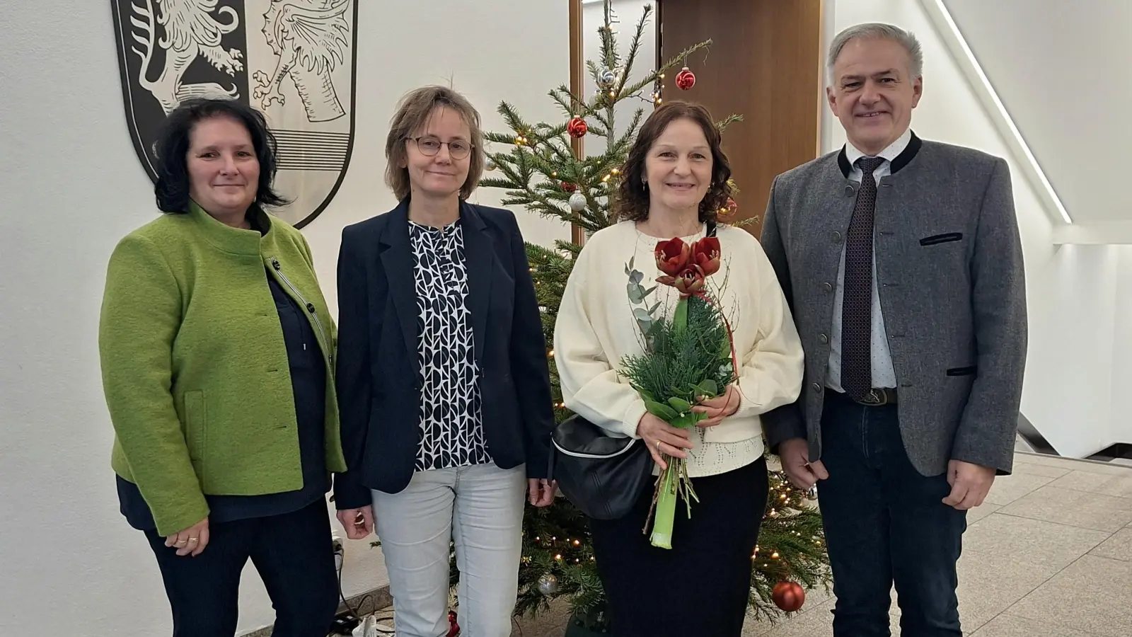 Von links: Personalratsvorsitzende Ramona Wiesent, Personalleiterin Inge Üblacker, Roswitha Haas, Landrat Roland Grillmeier. (Bild: Fabian Polster)