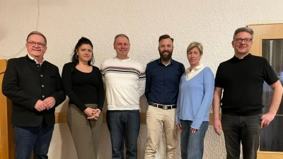 Bürgermeister Martin Preuß (1. v. l.) und Geistlicher Beirat Pfarrer Michael Jakob gratulieren der neu gewählten Vorstandschaft der DJK zur Wiederwahl: Von links: Helena Dechand (Schatzmeisterin), Rainer Stauber (1. Vorsitzender), Christian Hierl (2. Vorsitzender), Alexandra Sima (Schriftführerin). (Bild: Eduard Hanauer)