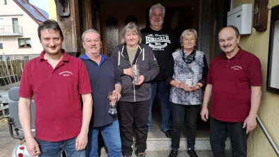 Vorsitzender Josef Kleber (re) und Stellvertreter Matthias Riedl (li) dankten Mitgliedern für die Treue und sportlichen Leistungen. (Bild: Karl Ziegler )