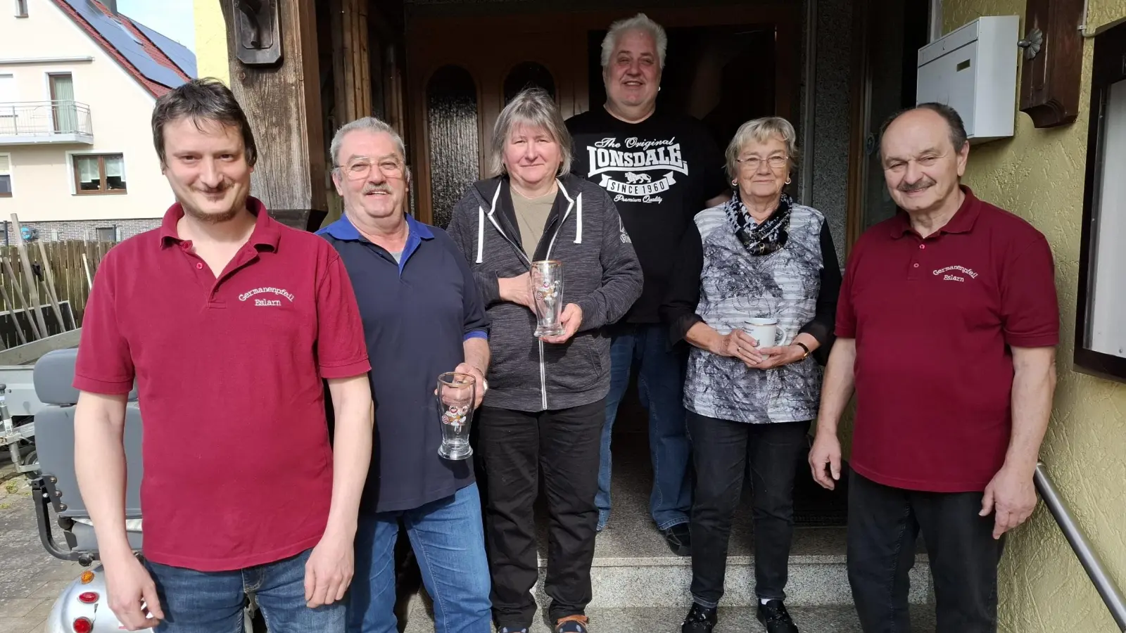 Vorsitzender Josef Kleber (re) und Stellvertreter Matthias Riedl (li) dankten Mitgliedern für die Treue und sportlichen Leistungen. (Bild: Karl Ziegler )