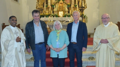 Pfr. Julius Johnrose, Diakon Harald Schraml, PGR-Sprecher Robert Bauer mit den ausgeschiedenen Mitgliedern Josef Weiß und Elisabeth Michl (Bild: Robert Bauer)