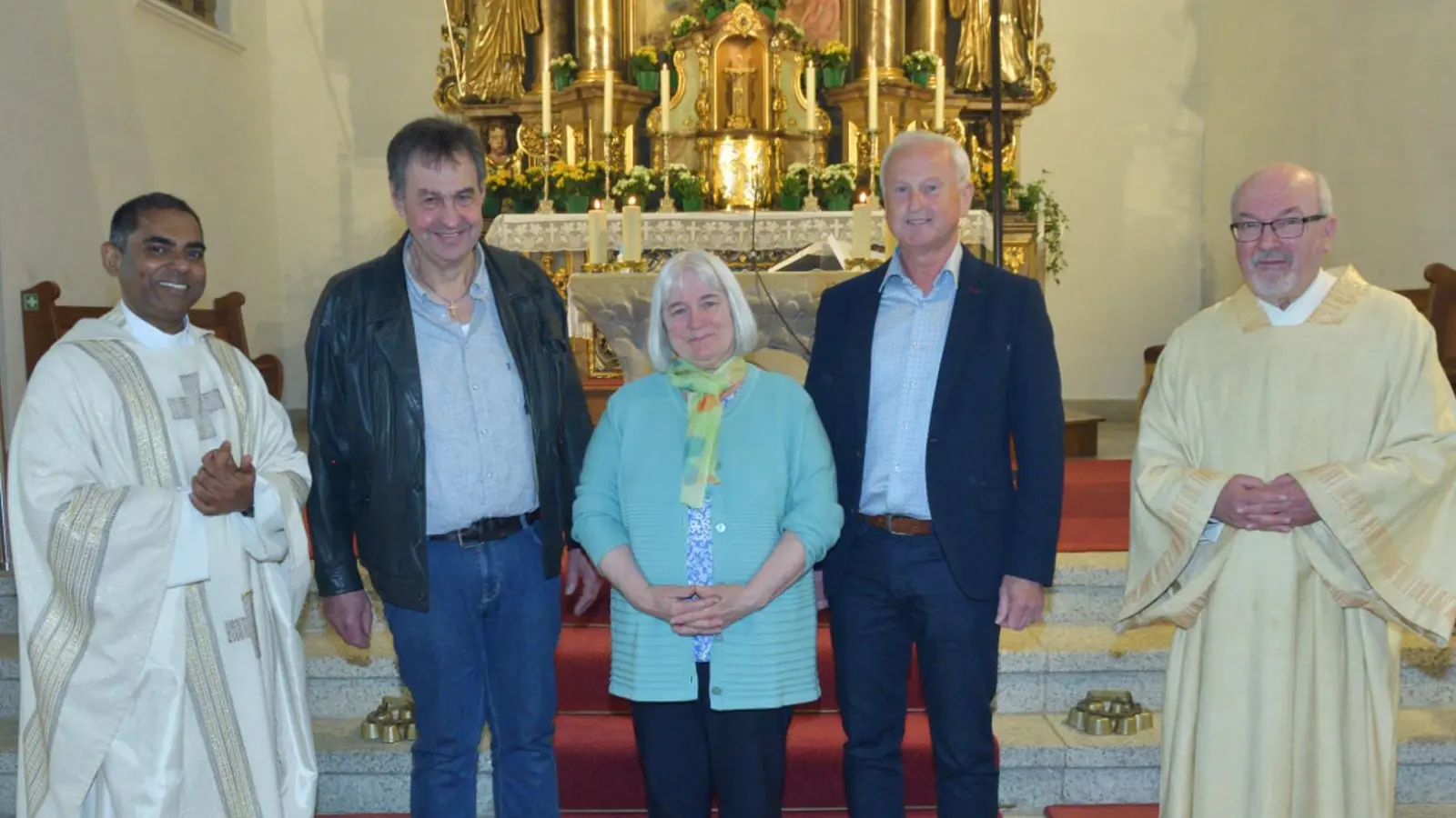 Pfr. Julius Johnrose, Diakon Harald Schraml, PGR-Sprecher Robert Bauer mit den ausgeschiedenen Mitgliedern Josef Weiß und Elisabeth Michl (Bild: Robert Bauer)