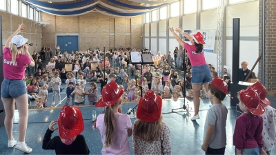 Die Eltern freuten sich, wenn ihre Sprösslinge lachten, tanzten und unbeschwert Spaß hatten. Manche Kinder durften sogar mit auf die Bühne. (Bild: Franz Ficker)