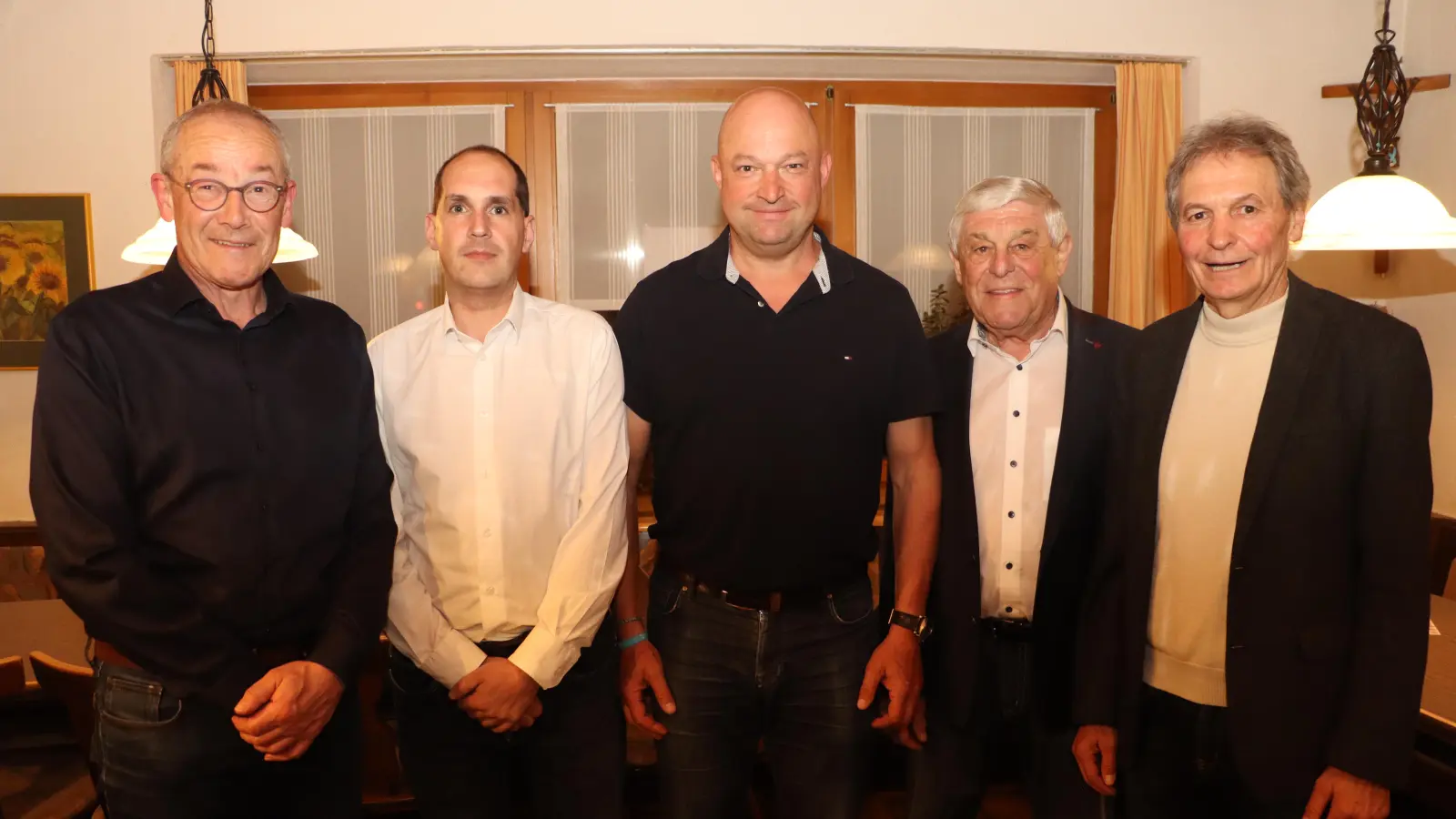 Bürgermeister Erwin Geitner (v.l.), die anwesenden Geehrten Georg Geck und Georg Schmidt, Altbürgermeister Gotthard Färber und CSU-Ortsvorsitzender Josef Weinfurtner (Bild: Michael Rabenhofer)
