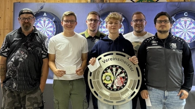 Im Bild vorne von Links: Markus Grillmeier (Spartenleiter Dart), Florian Beer (Zweiter), Max Schmeller (Erster), Andreas Weis (Dritter) Im Bild hinten von Links: Martin Riedl 1. Vorsitzender SV Linda Mähring und Stefan Riedl 1. Vorsitzender SC Mähring (Bild: Martin Freundl)