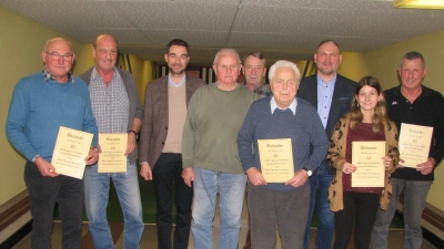 Freudig nahmen langjährige Mitglieder des Rauchclubs ihre Ehrungen entgegen. Siegfried Schubert (4. von rechts) ist seit 45 Jahren dabei.<br> (Bild: Johann Kneißl)