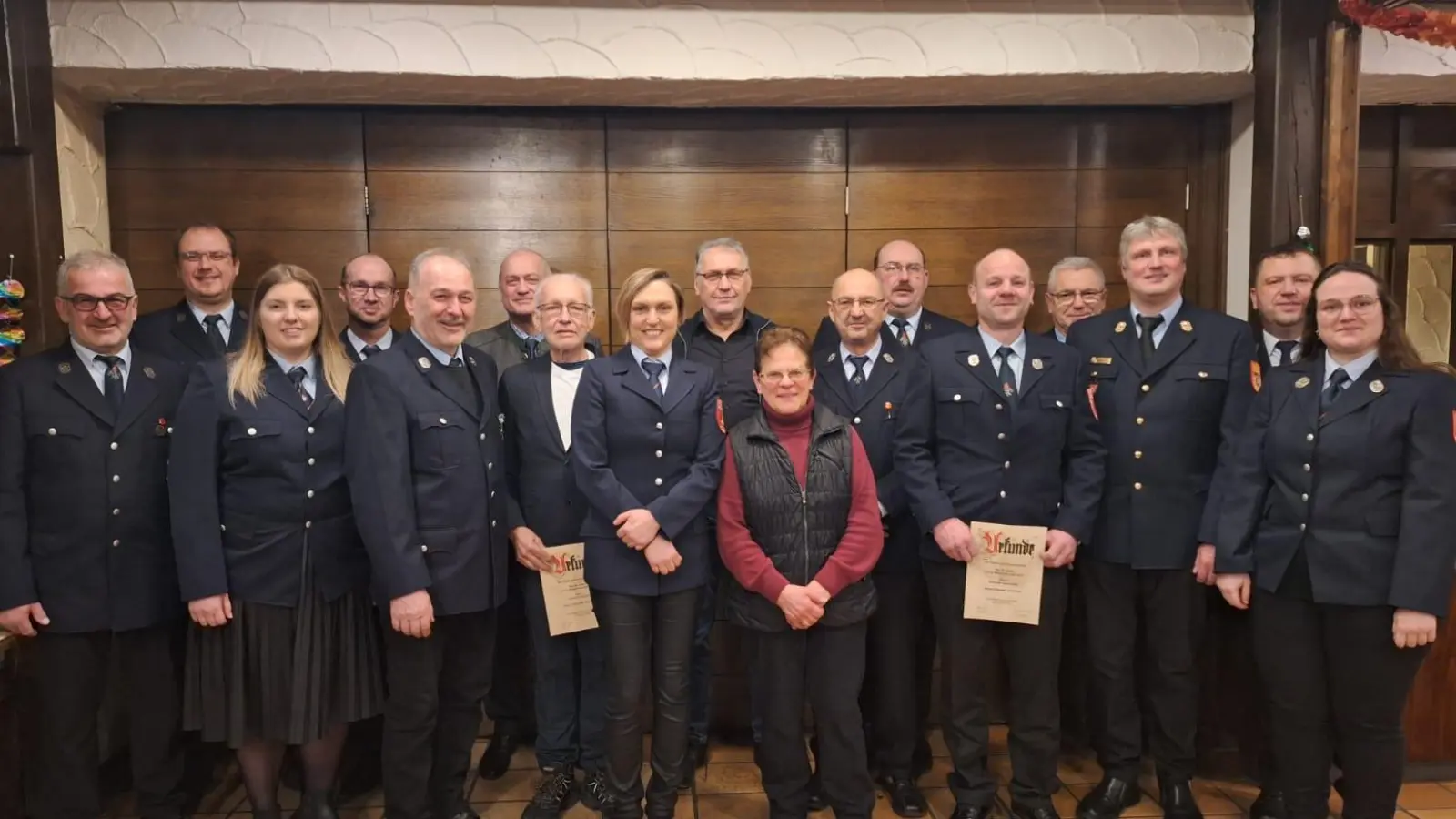 Vorstand Thomas Krämer (links) mit den Ehrengästen und den Geehrten. (Bild: Annemarie Mösbauer)