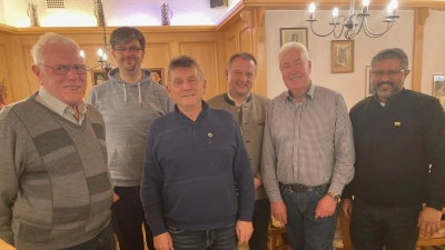  Felix Schwab (Dritter von links) wurde für zehn Jahre Singen beim MGV ausgezeichnet und dazu gratulierten (von rechts) Pater Jo, Vorsitzender Josef Varnhold, Bürgermeister Anton Kappl, Dirigent Holger Scheufler und Ehrenvorsitzender Josef Winter (von rechts). (Bild: Sieglinde Schärtl)