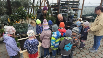 Gärtnermeister Kurt Steinhilber bepflanzte mit begeisterten Kindern aus dem Kinderhaus Schirmitz die Hochbeete. (Bild: Michaela Hahn)